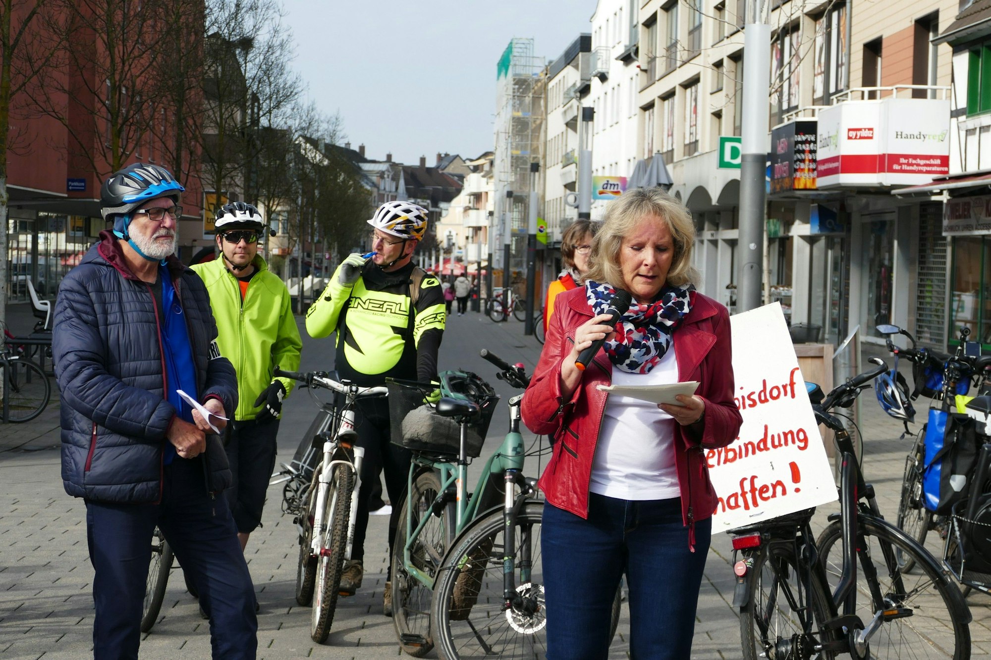 In Troisdorf sprach vor dem Start die stellvertretende Bürgermeisterin Helen Bitz zu den Teilnehmenden.
