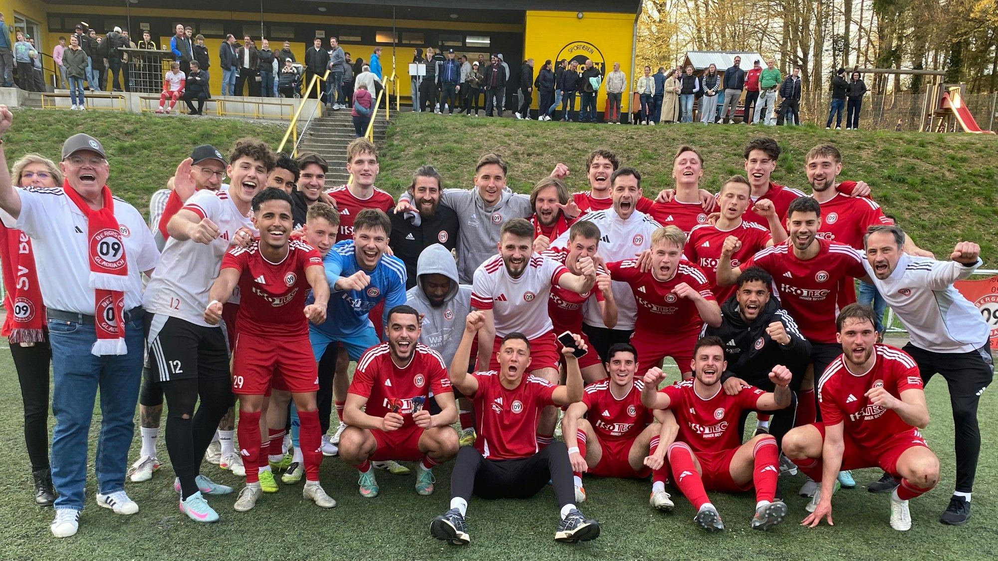 Das ganze Team jubelt nach der Schlusspfiff.