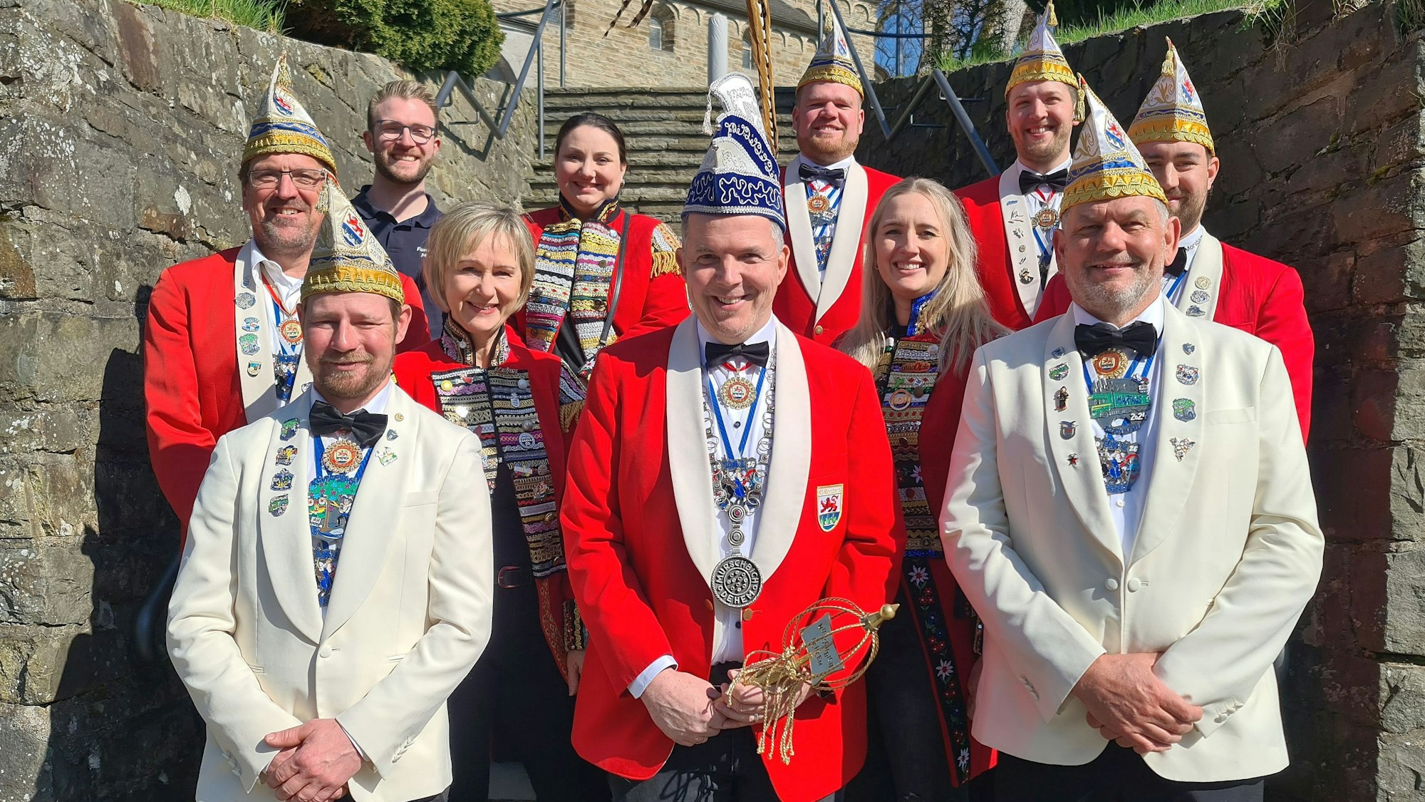 Der neue Regent Ingo Rolland (vorne Mitte) freut sich, bald das Narrenschiff durch die „Republik Morsbach“ lenken zu können.
