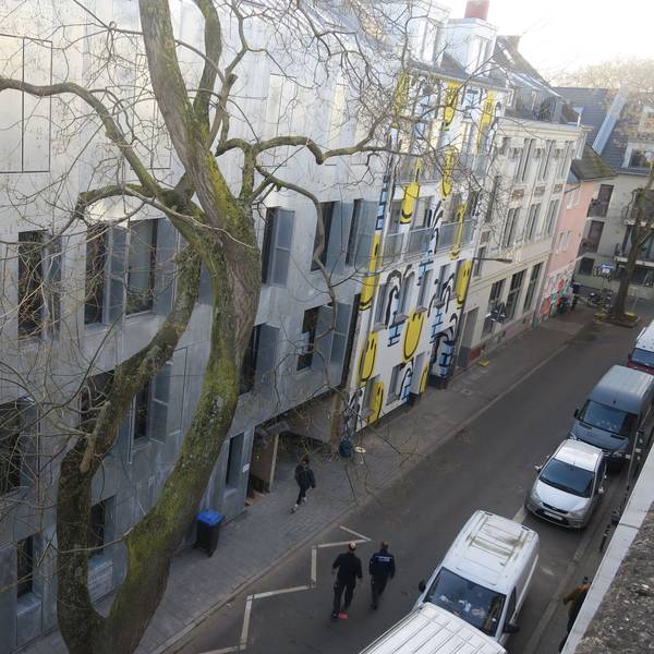 Polarisierend wirkt die neue Metall-Fassade in der Stammstraße. Die ebenfalls neue „Smiley“-Front gleich nebenan ist auf ihre Art auch bemerkenswert.
