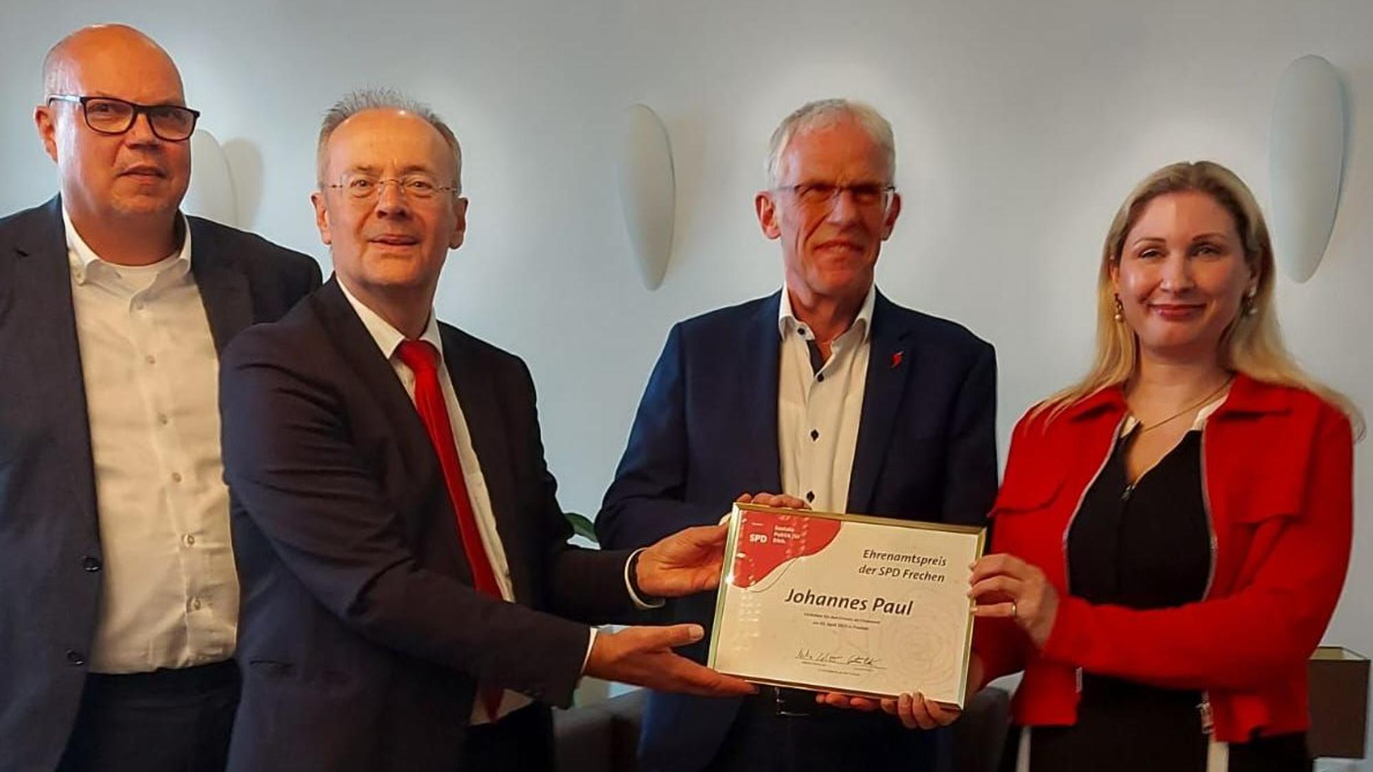 Der heutige Bürgermeister Uwe Tietz (l.) und die SPD-Vorstandsmitglieder Nadine Eilenberger und Carsten Peters gratulierten 2025 dem ersten Preisträger ihres Ehrenpreises, Johannes Paul (2.v.r.).
