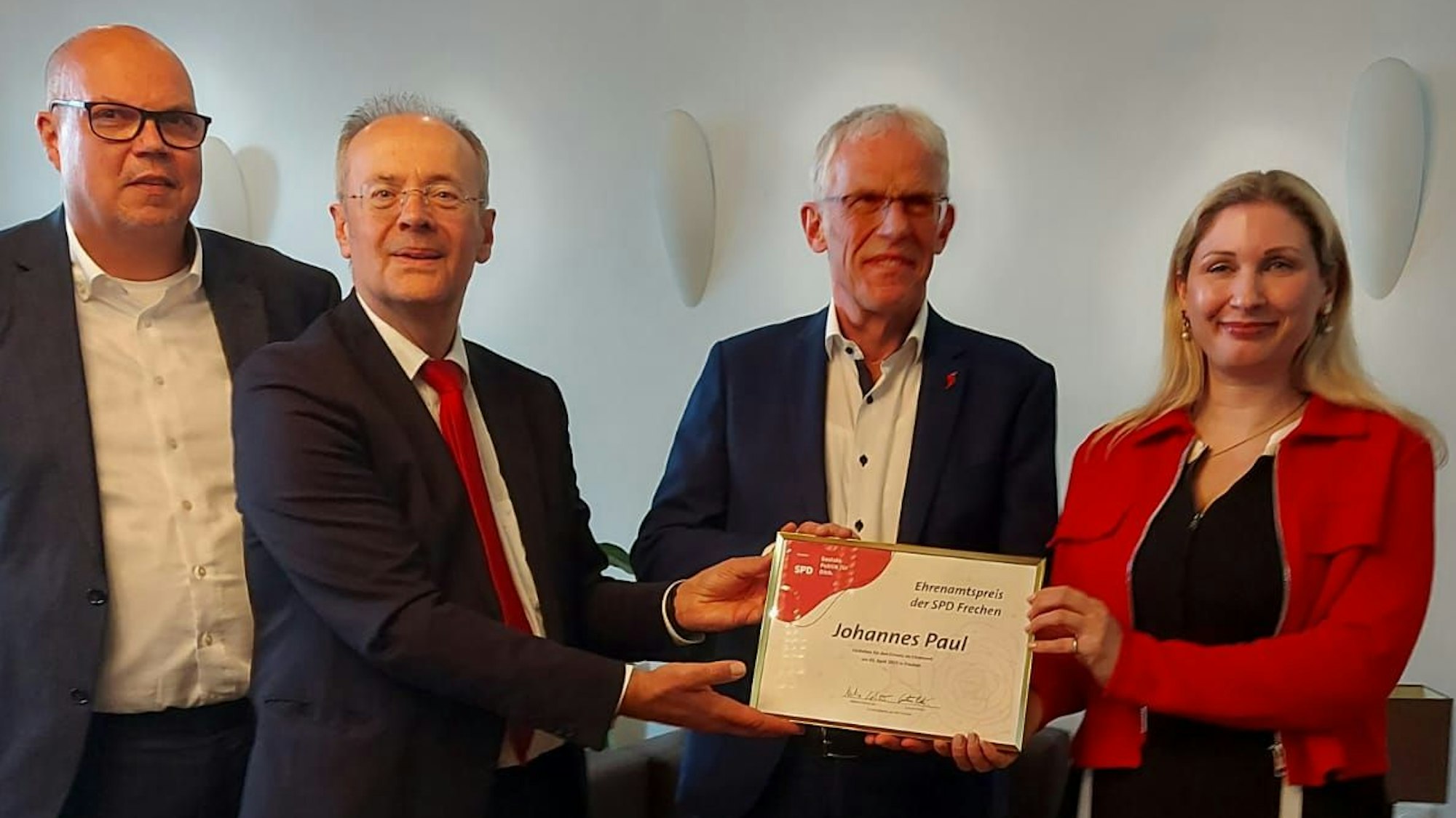 Der heutige Bürgermeister Uwe Tietz (l.) und die SPD-Vorstandsmitglieder Nadine Eilenberger und Carsten Peters gratulierten 2025 dem ersten Preisträger ihres Ehrenpreises, Johannes Paul (2.v.r.).