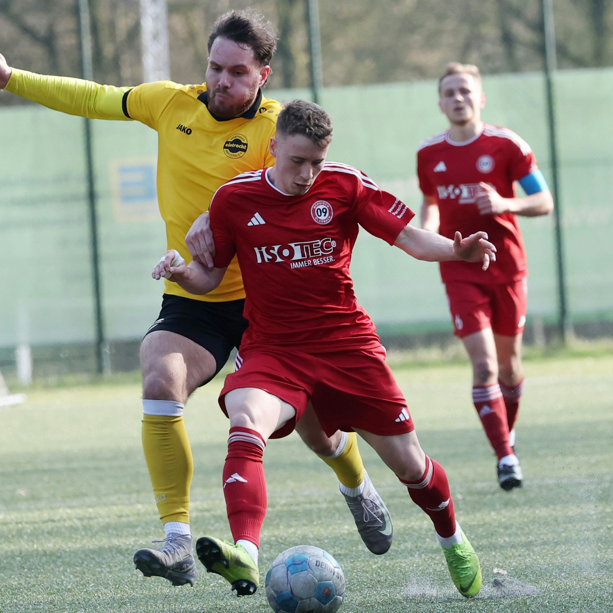 Tristan Arndt wird von Hendrik Strobel verfolgt.