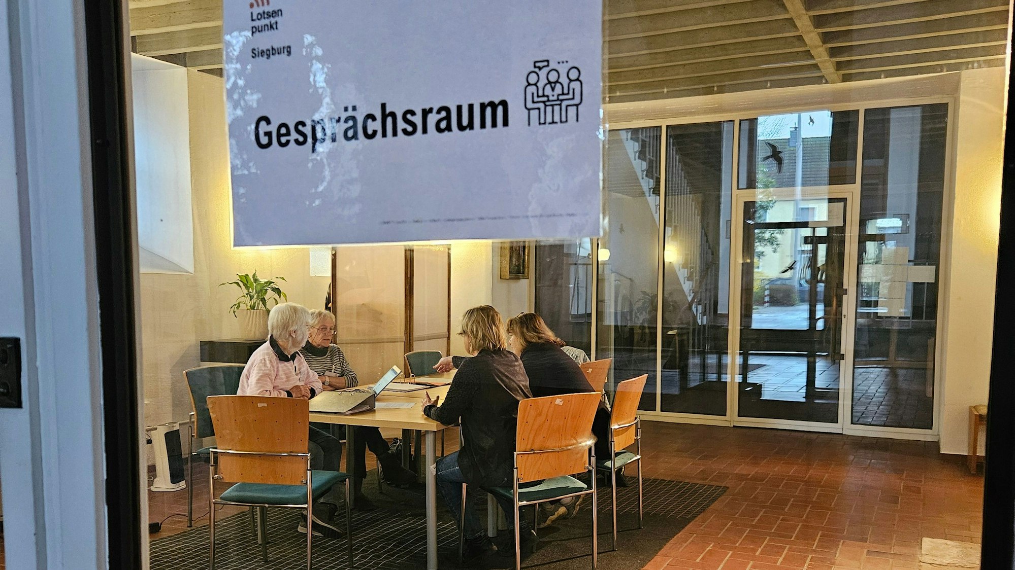 Seit einem Jahr gibt es den Siegburger Lotsenpunkt in den Räumen der Sankt-Elisbeth-Kirche.