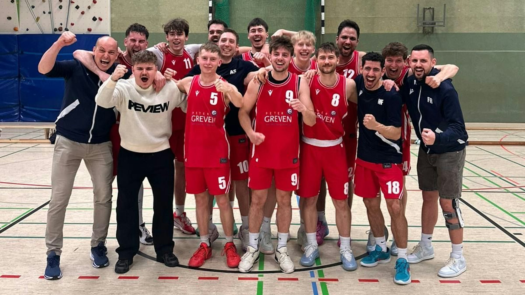 Die Erftbaskets Bad Münstereifel feiern nach dem Auswärtssieg gegen Verfolger Blatzheim den Aufstieg in die Oberliga.