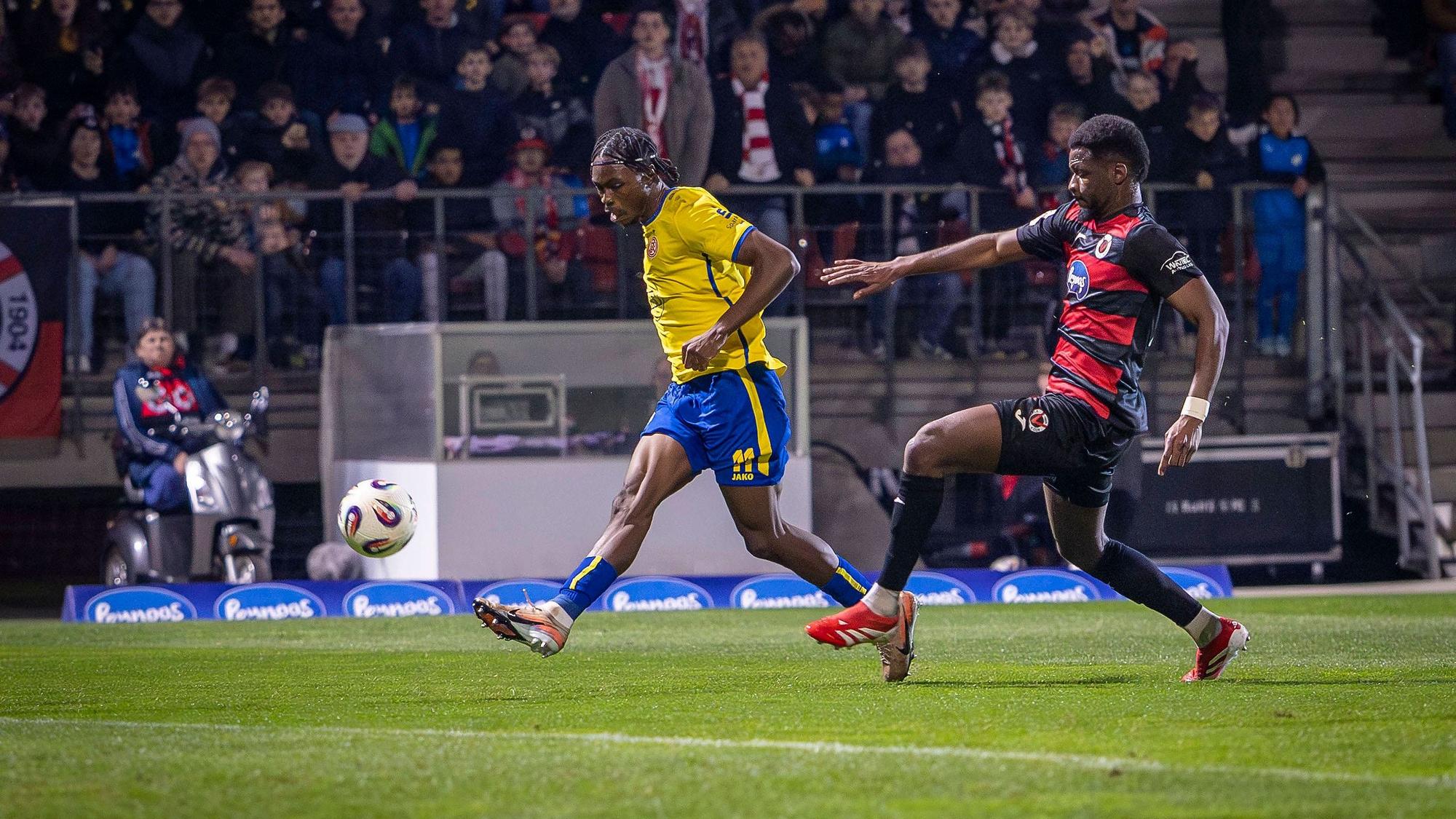 KÖLN, GERMANY - MARCH 22: Dickson Abiama Rot-Weiss Essen, 11 scoring the first goal for Rot-Weiss Essen during the third division match on gameday 30 between FC Viktoria Köln vs Rot-Weiss Essen at Sportpark Höhenberg on March 22, 2026 in Köln, Germany. DFL REGULATIONS PROHIBIT ANY USE OF PHOTOGRAPHS AS IMAGE SEQUENCES AND/OR QUASI-VIDEO. Northrhine-Westphalia Germany Copyright: xLeahxKohringx