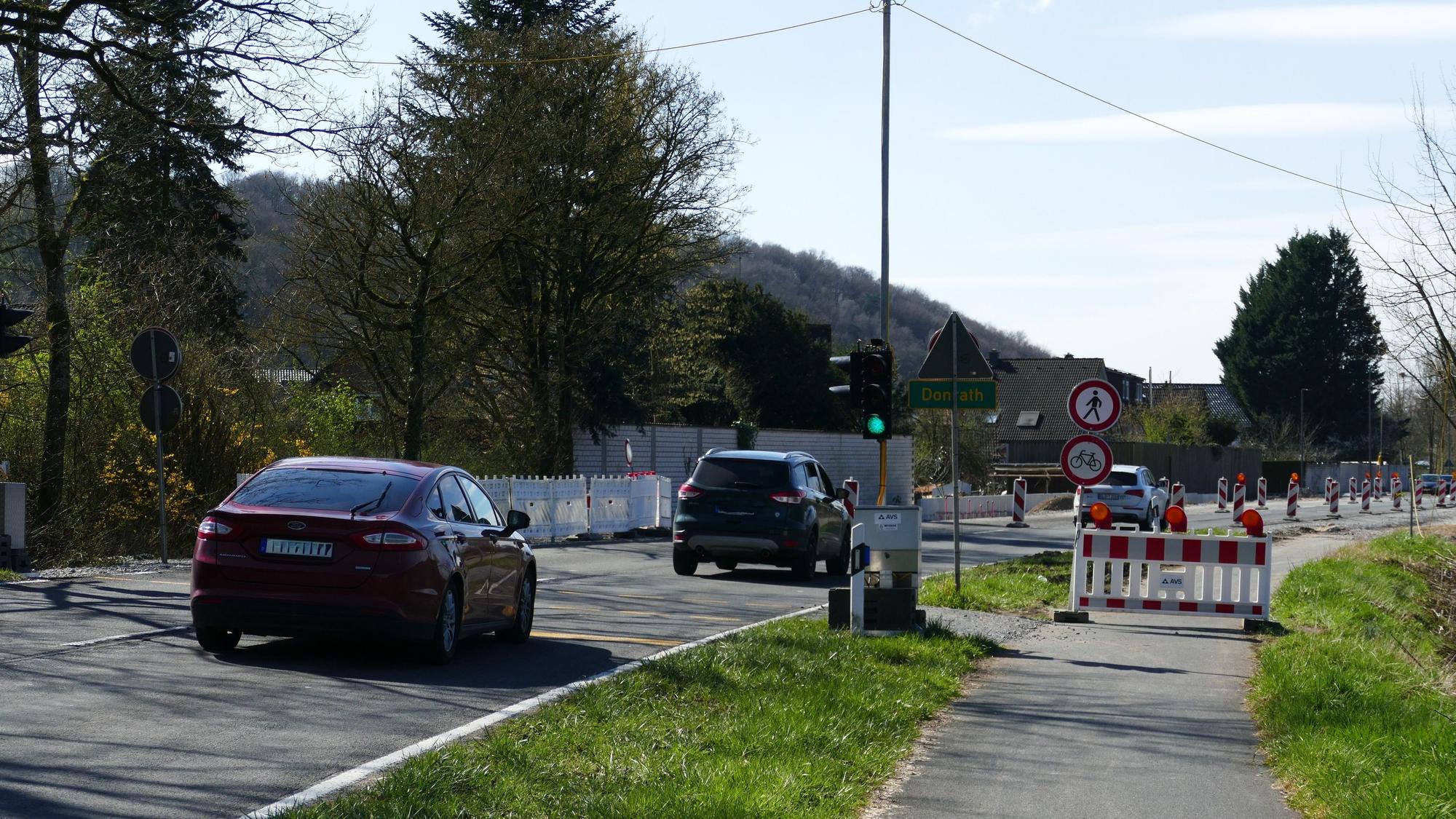 In Höhe Broicher Straße wird die Fahrbahndecke saniert. Auch der Radweg ist gesperrt.
