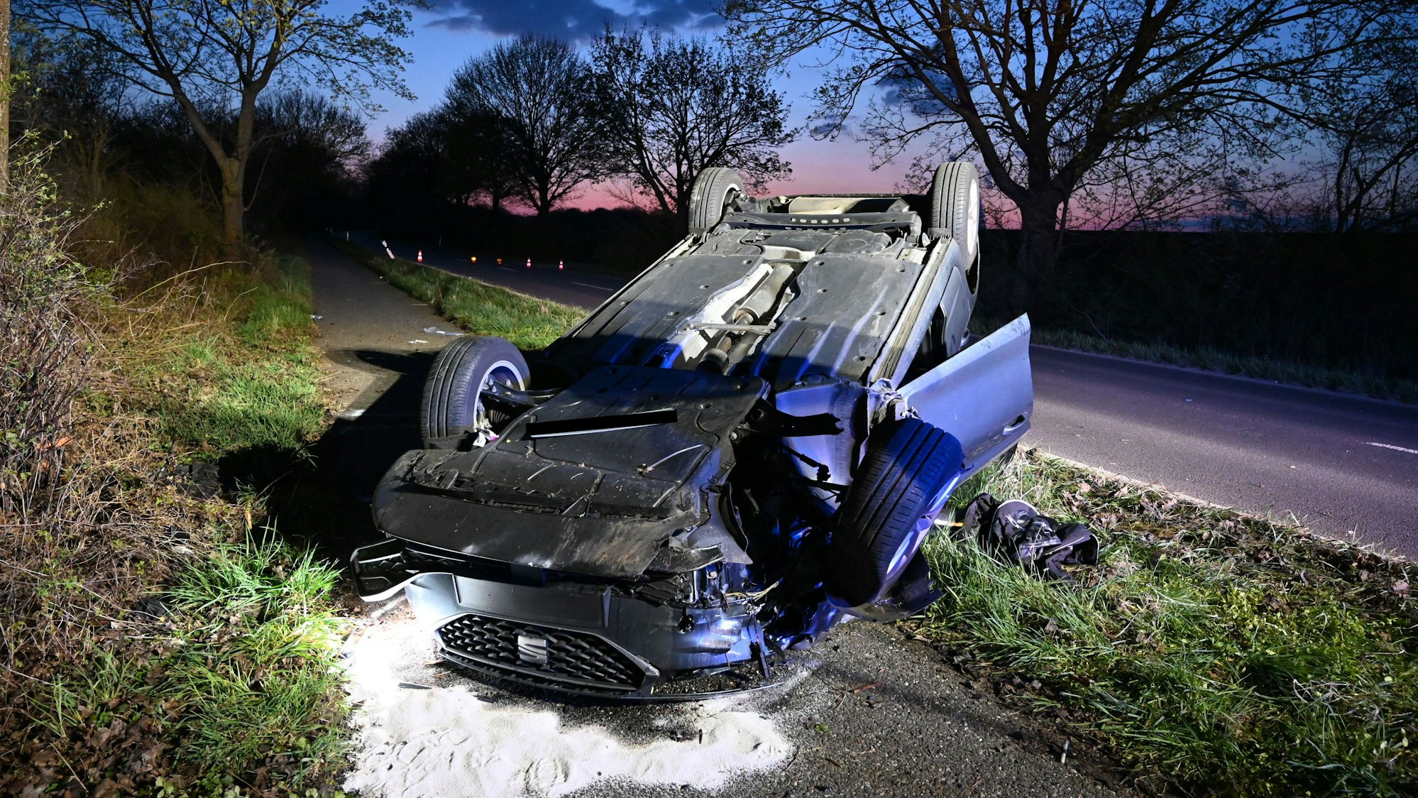 Ein Fahrzeug liegt auf dem Dach.