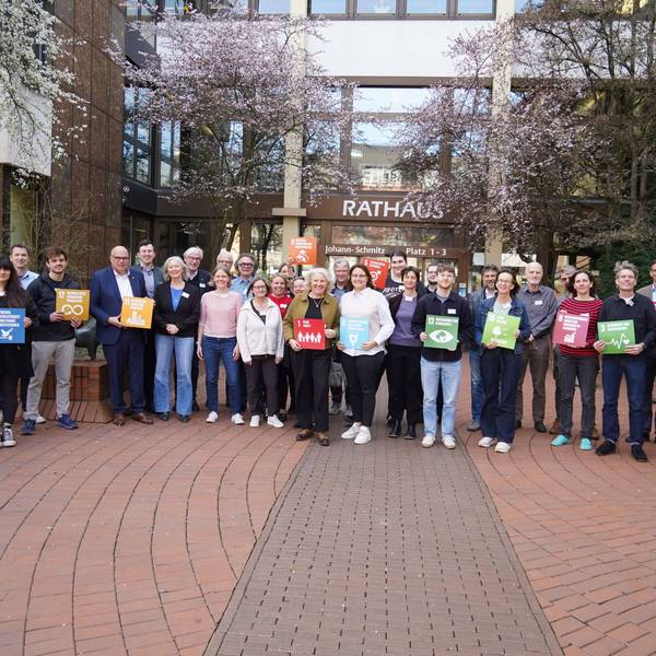 Auf dem Bild sind die Teilnehmer der Steuerungsgruppe Nachhaltigkeit vor dem Rathaus zu sehen.