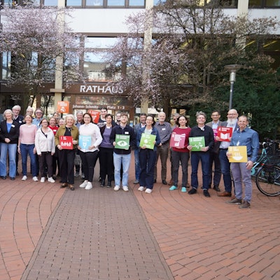Auf dem Bild sind die Teilnehmer der Steuerungsgruppe Nachhaltigkeit vor dem Rathaus zu sehen.