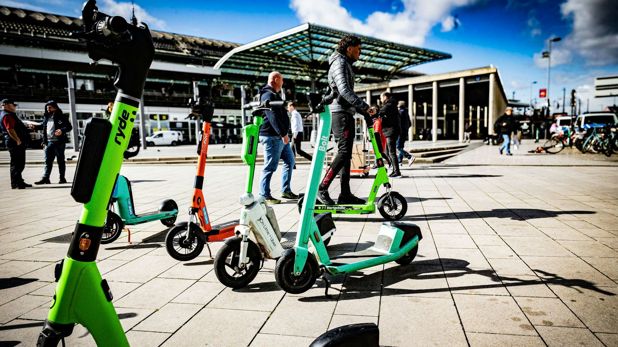 Es bleibt verworren: Die Verwaltung sucht weiterhin nach einem Weg, die bunten E-Scooter stadtverträglich einzubinden.