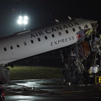 Eine CRJ-900 von Air Canada Express steht auf der Landebahn, nachdem sie am 23. März 2026 am LaGuardia Airport in New York mit einem Feuerwehrfahrzeug der Hafenbehörde zusammengestoßen war.