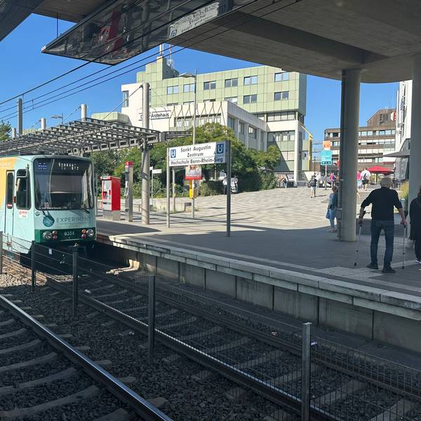 Eine Stadtbahn steht an einer Haltestelle.