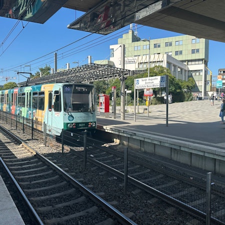 Eine Stadtbahn steht an einer Haltestelle.