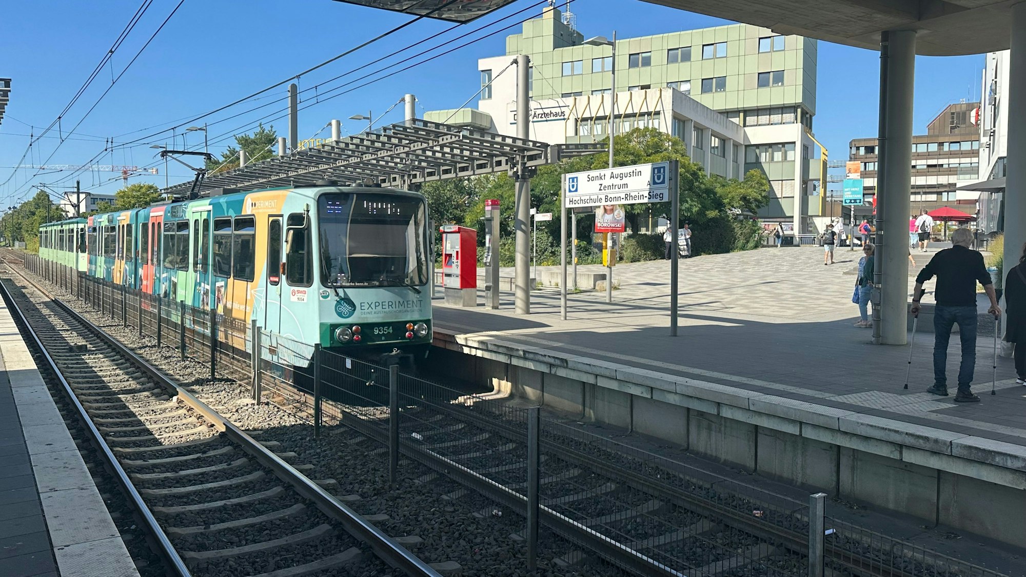 Eine Stadtbahn steht an einer Haltestelle.
