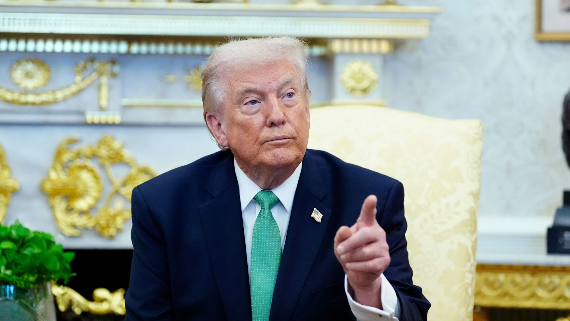 US-Präsident Donald Trump spricht während eines Treffens mit dem irischen Premierminister Micheál Martin im Oval Office des Weißen Hauses. (Symbolbild)