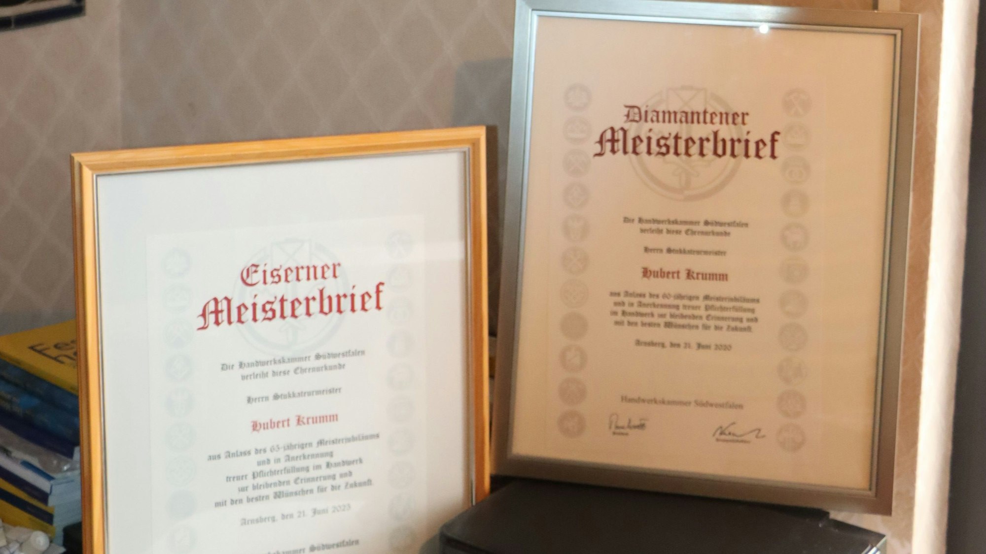 Zu sehen sind gerahmte Meisterbriefe.