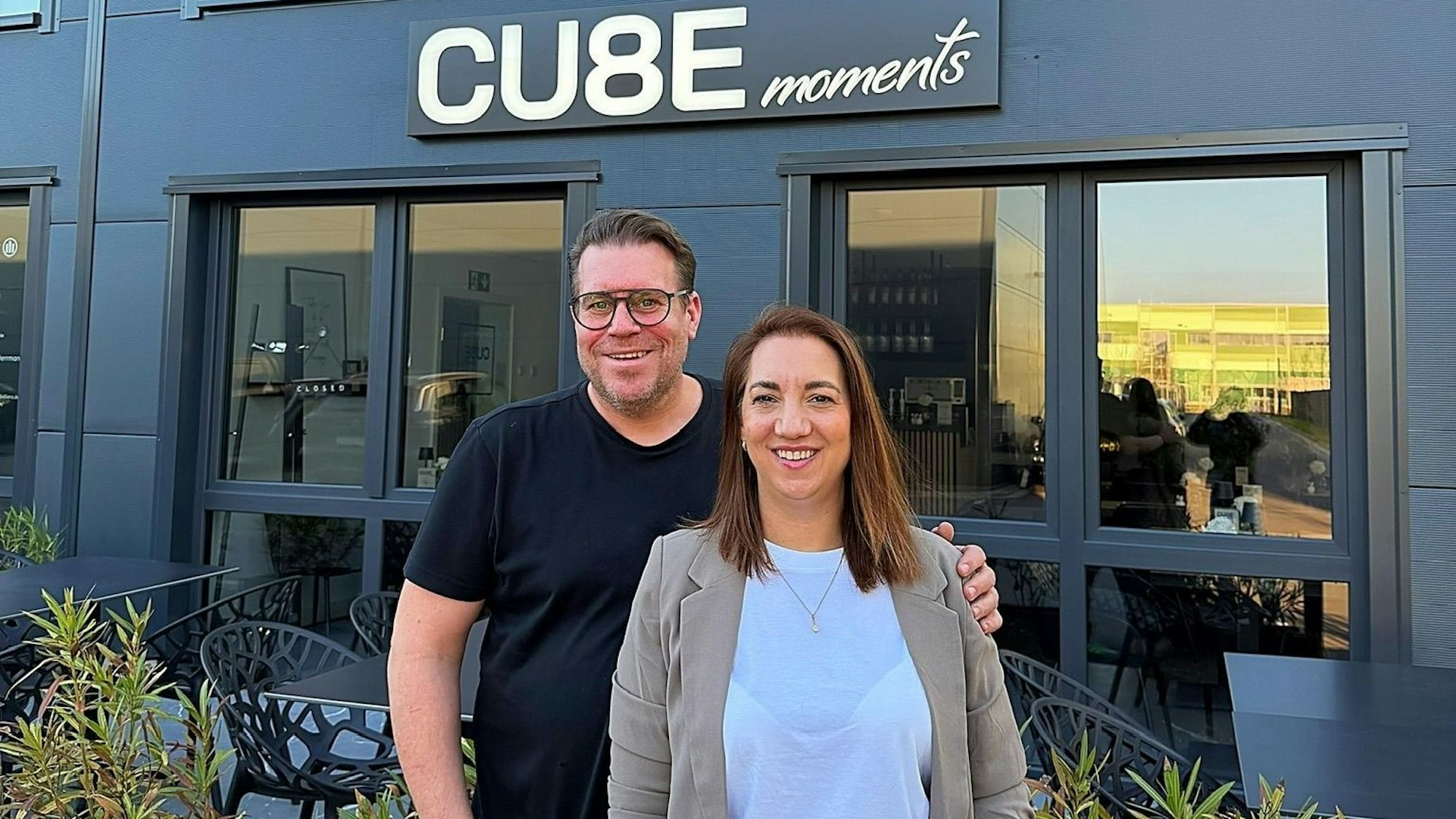 Nadine und Stefan Glashagen vor dem CU8E.
