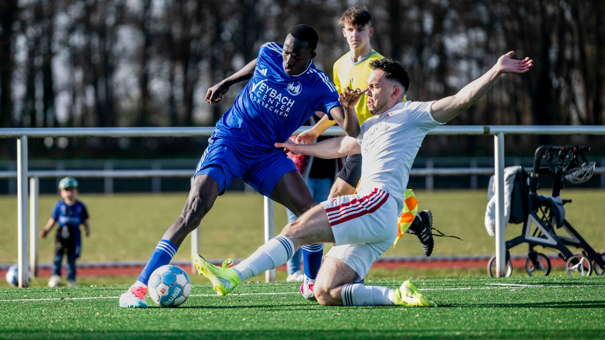 Das Bild zeigt den Angreifer des SSV Weilerswist, der sich auf der Außenbahn gegen seinen Gegenspieler durchsetzt.
