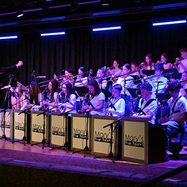 Das Foto zeigt eine der Big Bands bei ihrem Auftritt auf der Bühne.