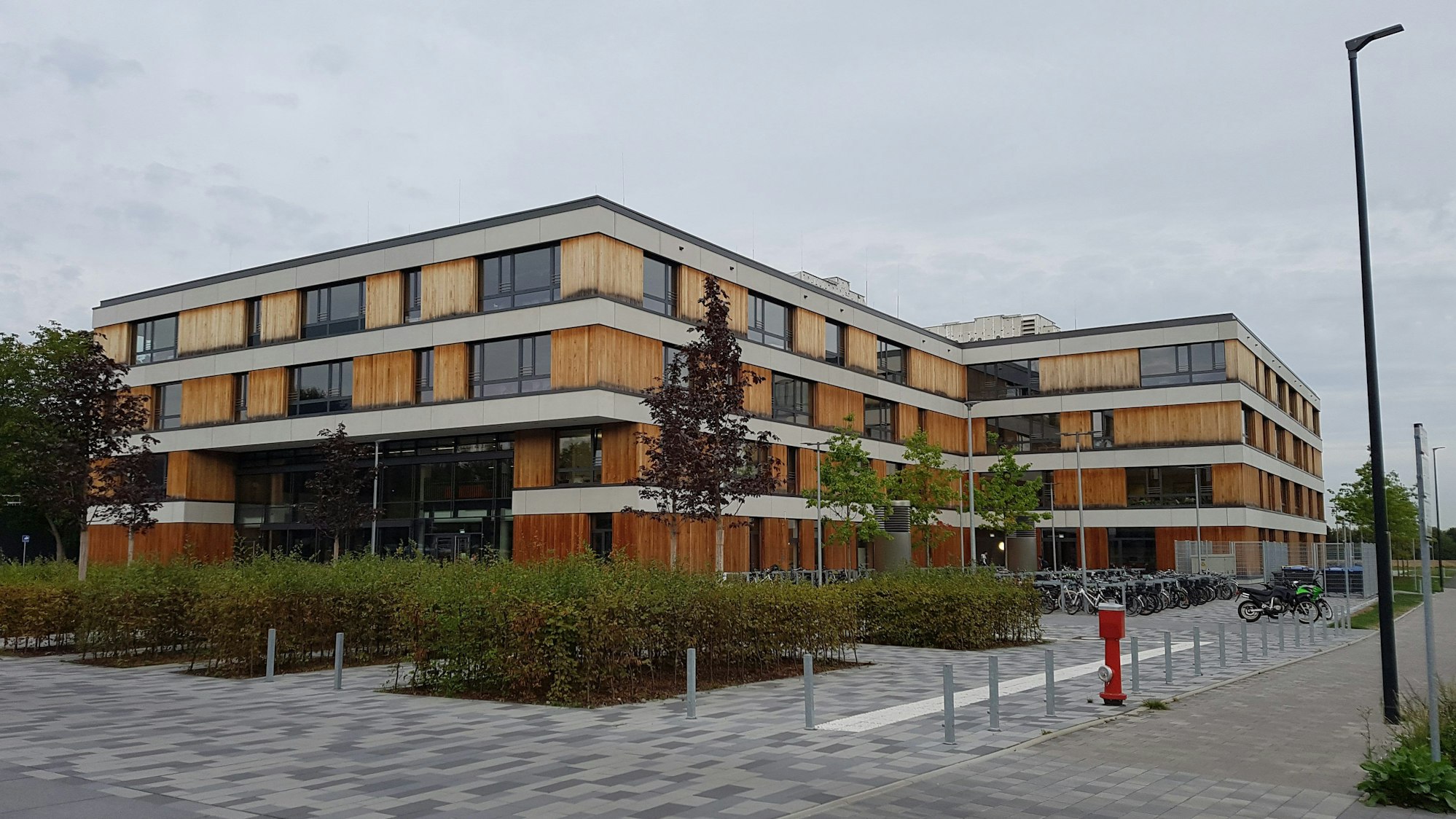 Das Foto zeigt eine Außenaufnahme der Gesamtschule.