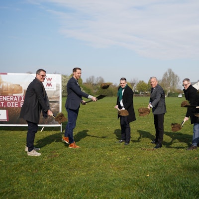 Das Foto zeigt eine Gruppe von Menschen, die Erde wegschaufeln.