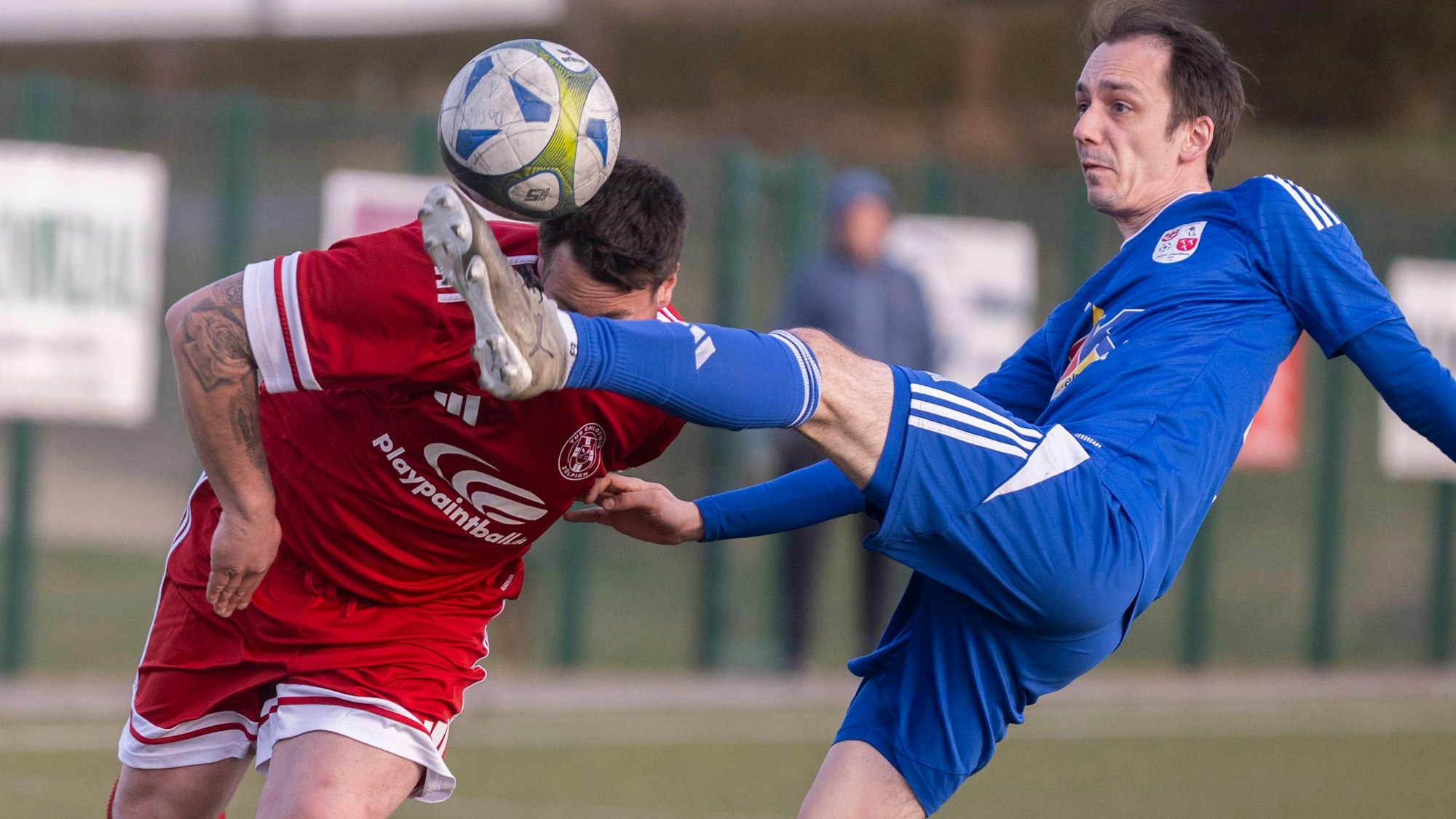 Das Bild zeigt Dahlems Luca Caputo, der intensiv in den Zweikampf geht.