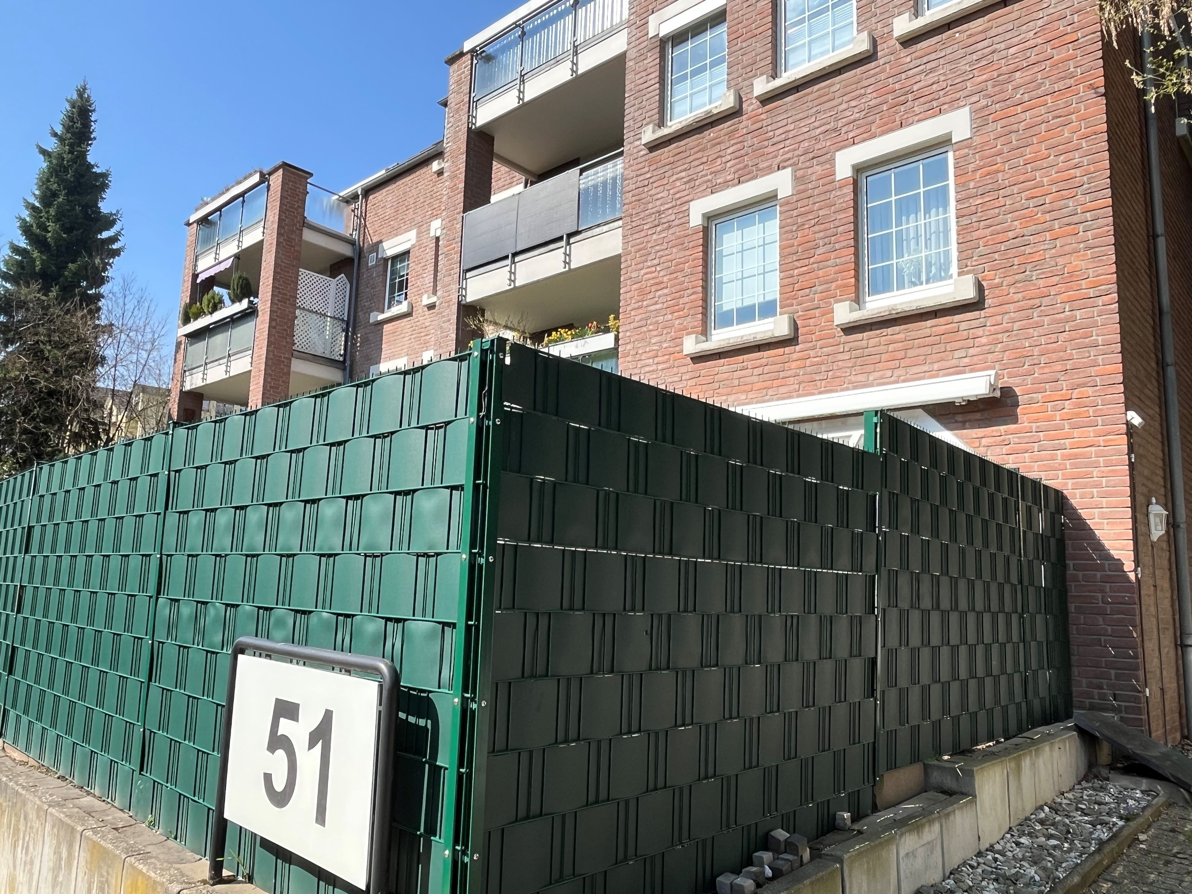 Zu sehen ist der zweigeschossige Ziegelbau.