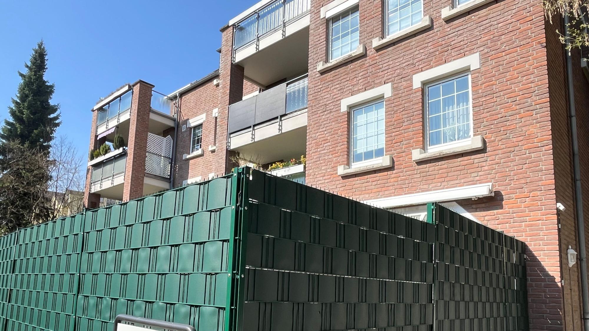 Zu sehen ist der zweigeschossige Ziegelbau.