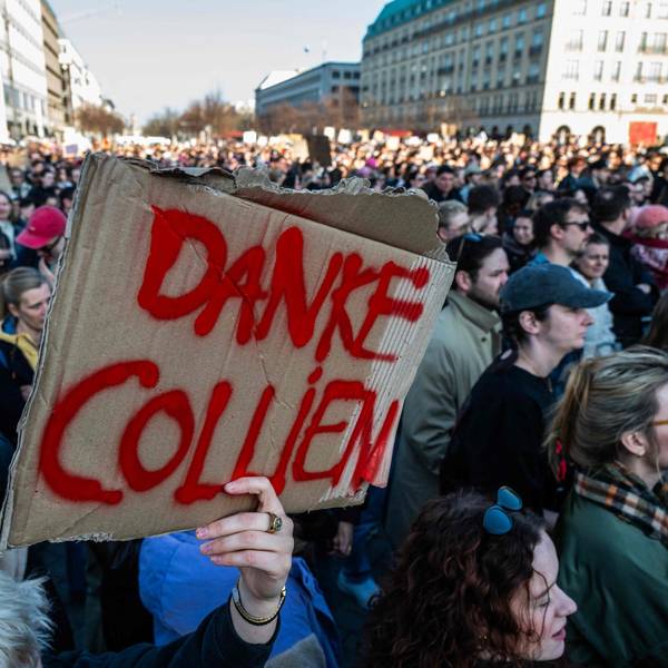 Auf einer Demonstration in Berlin solidarisierten sich Tausende Menschen mit Collien Fernandes.