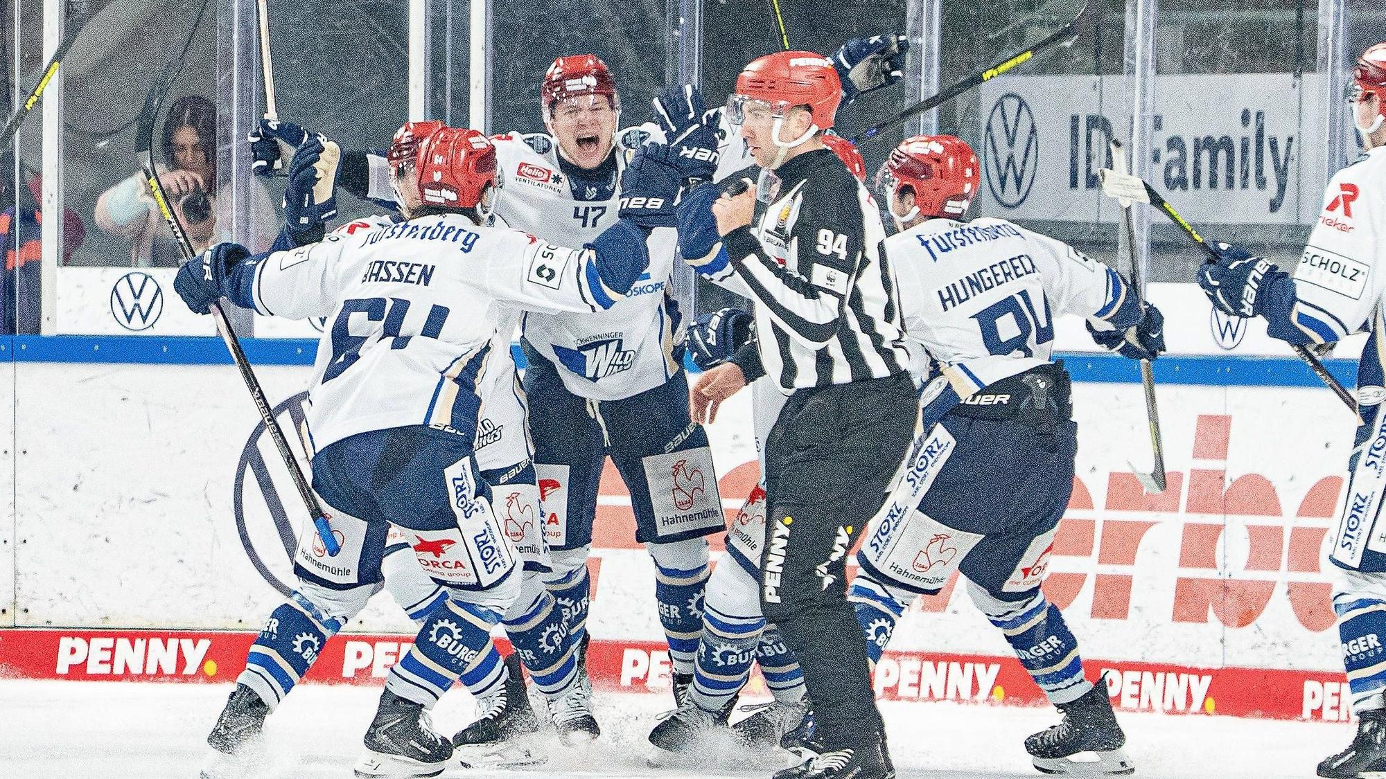 Das wollen die Kölner Haie gegen Schwenningen nicht erleben: Alexander Karachun jubelt über seinen 3:2-Siegtreffer in Wolfsburg.