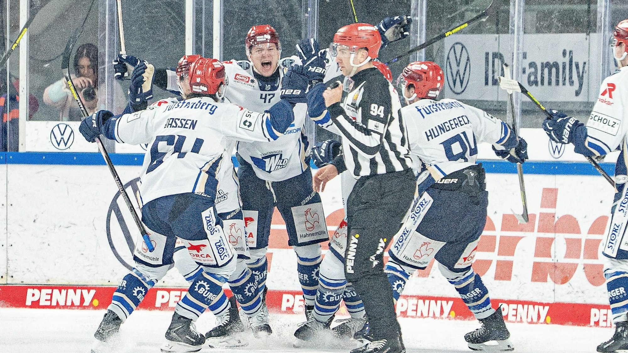 Das wollen die Kölner Haie gegen Schwenningen nicht erleben: Alexander Karachun jubelt über seinen 3:2-Siegtreffer in Wolfsburg.