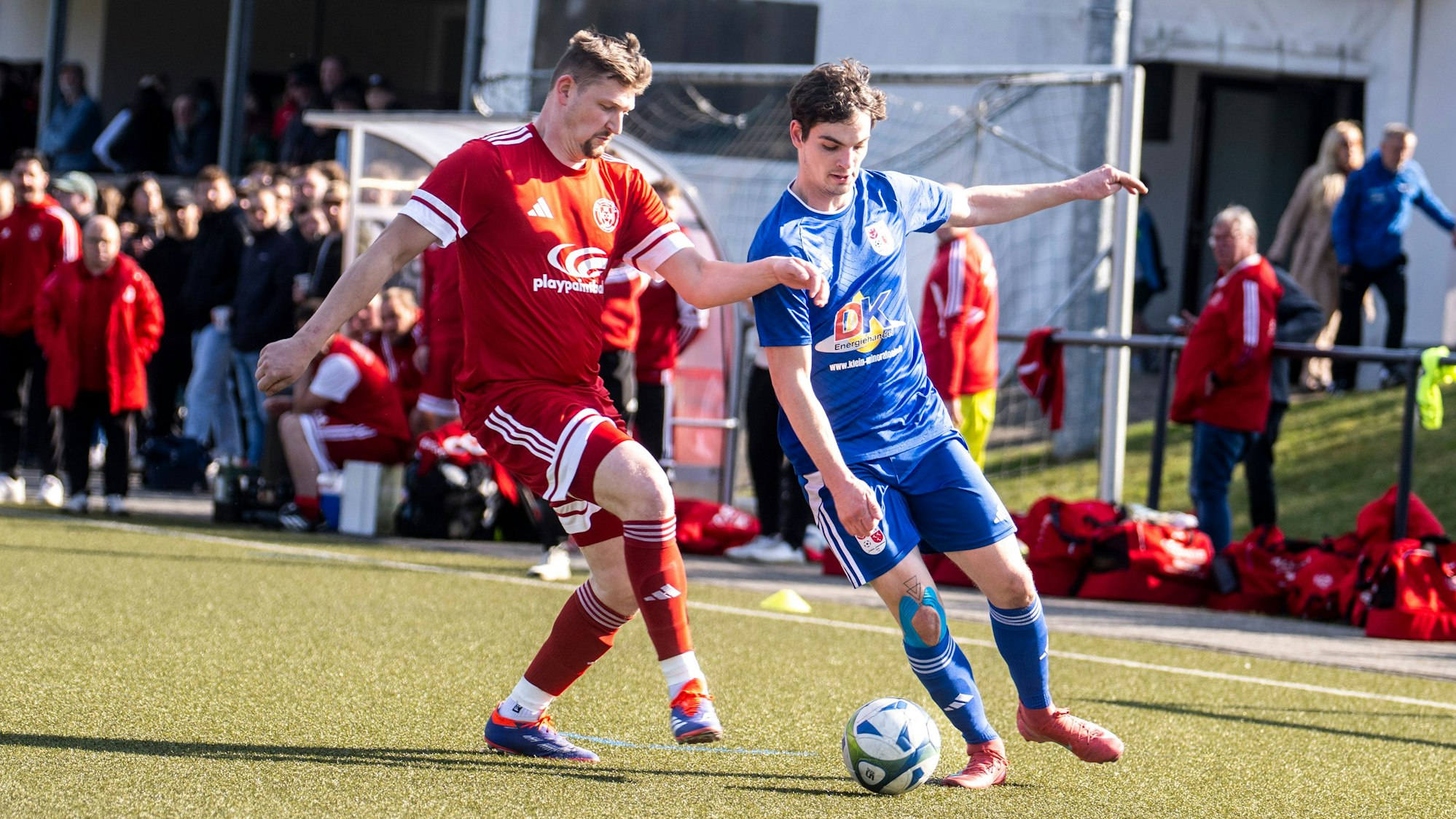 Das Bild zeigt den Zülpicher Defensivspieler im Zweikampf mit einem Dahlem-Schmidtheimer Gegenspieler.