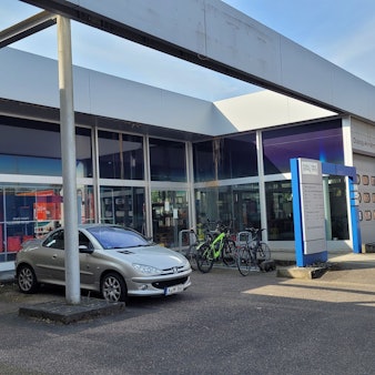 Das Foto zeigt das ehemalige Autohaus Lüttgen