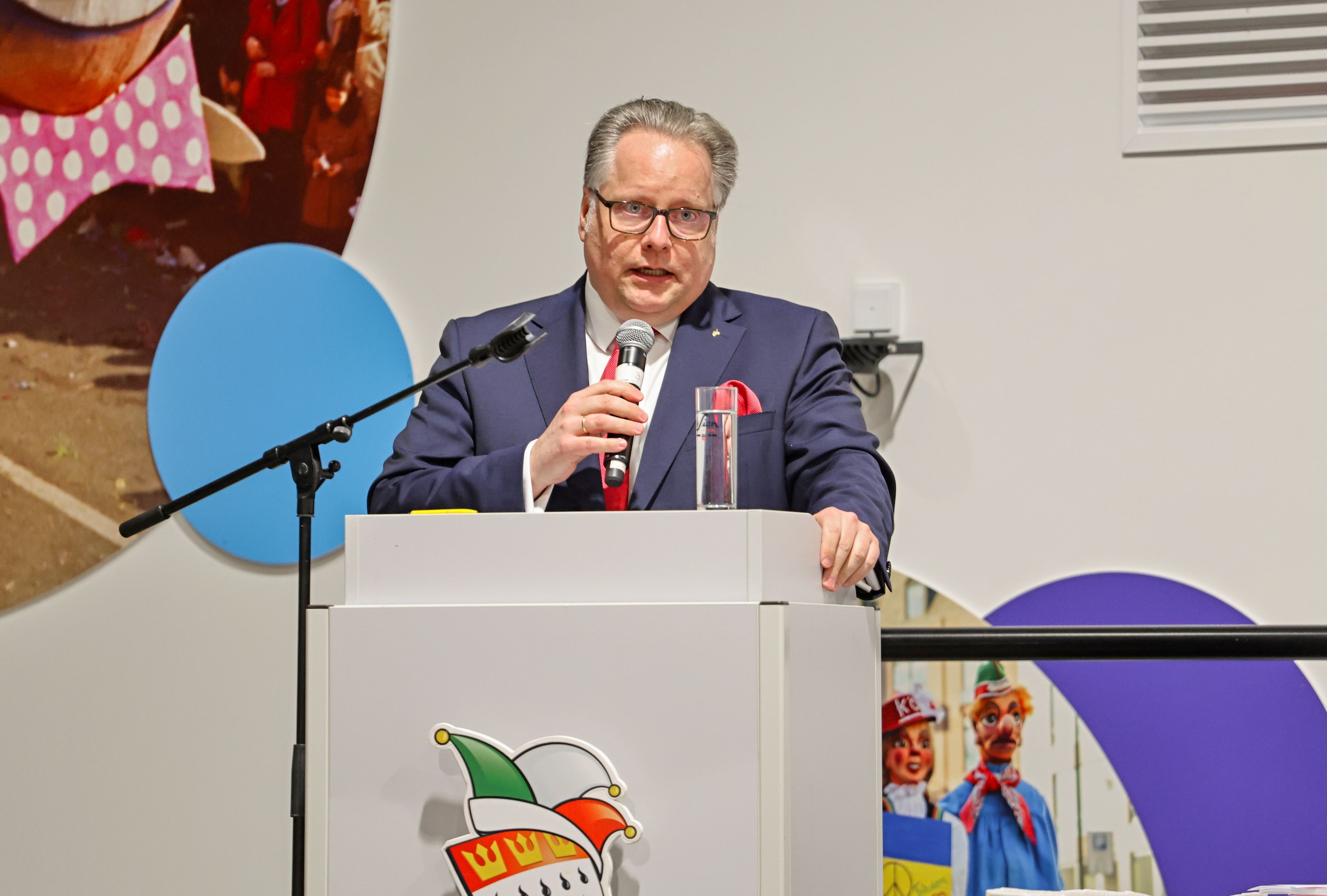 Lutz Schade hält eine Rede.