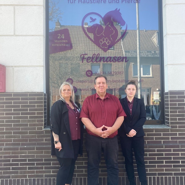 Das Bild zeigt die drei Mitarbeitenden vor dem Schaufenster mit der Aufschrift „Fellnasen“.
