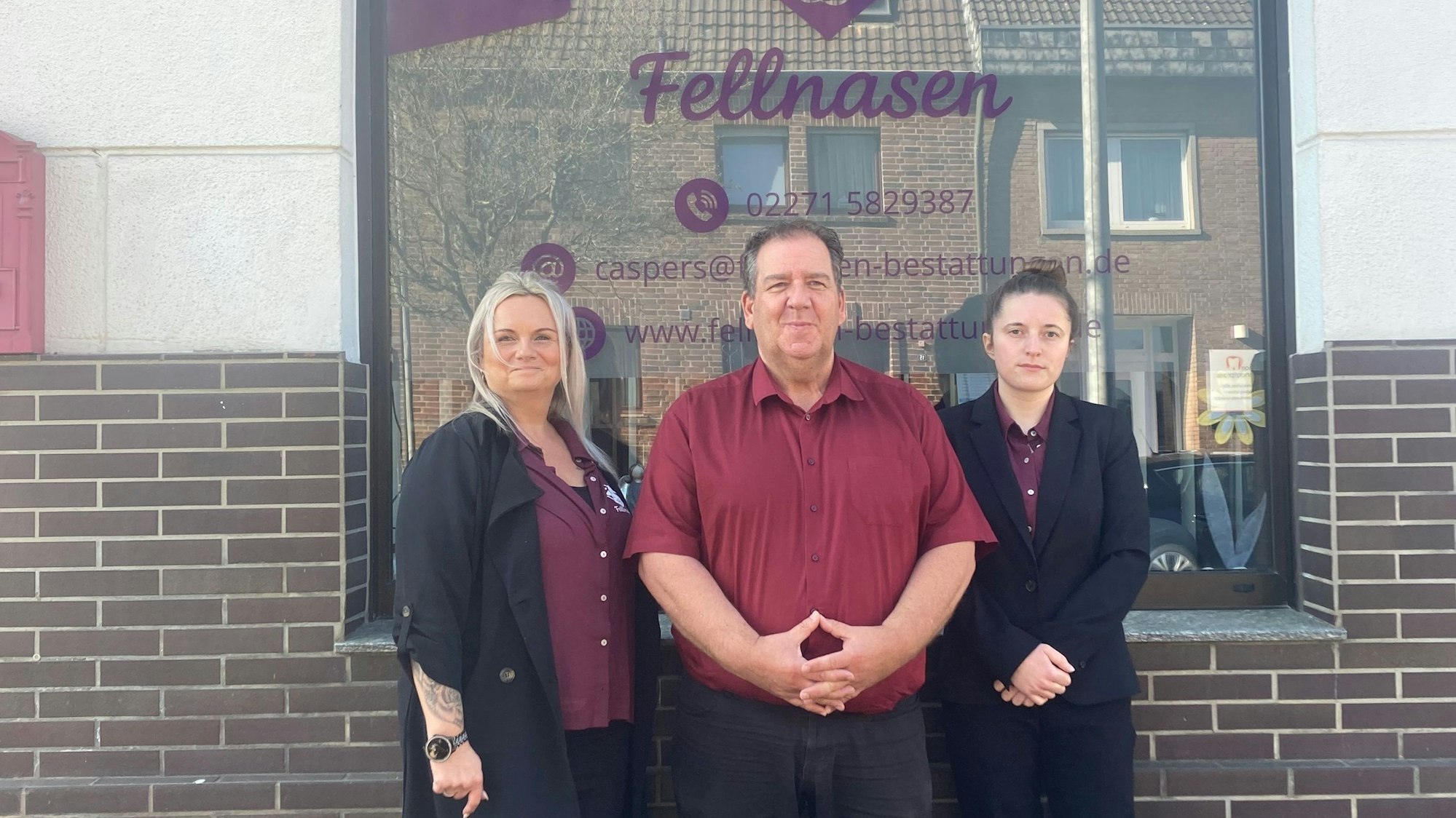 Das Bild zeigt die drei Mitarbeitenden vor dem Schaufenster mit der Aufschrift „Fellnasen“.