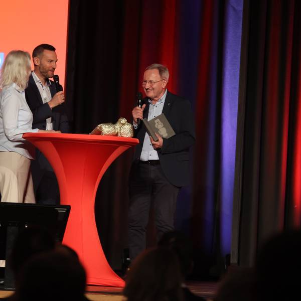 Friedhelm Julius Beucher mit dem Ehrenpreis aus Grauwacke in der Hand.