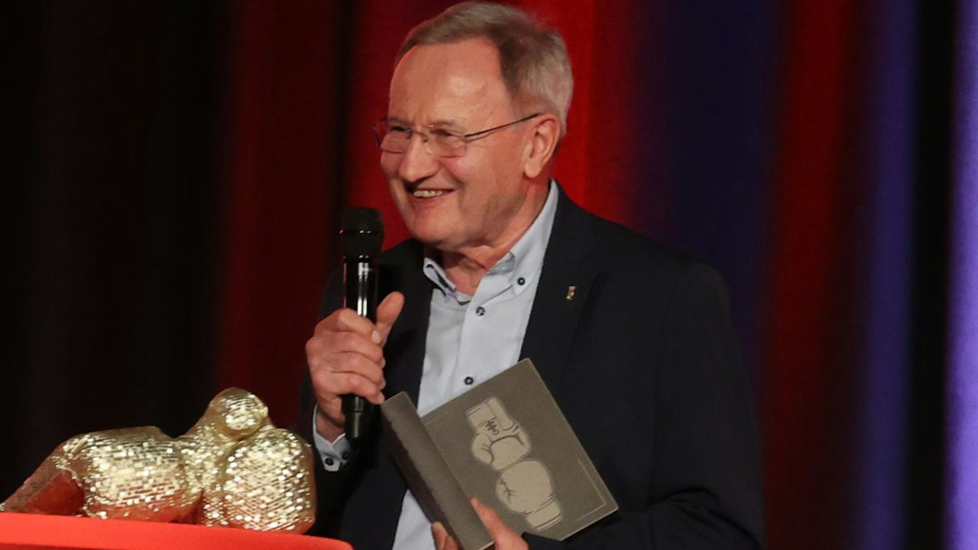 Friedhelm Julius Beucher mit dem Ehrenpreis aus Grauwacke in der Hand.