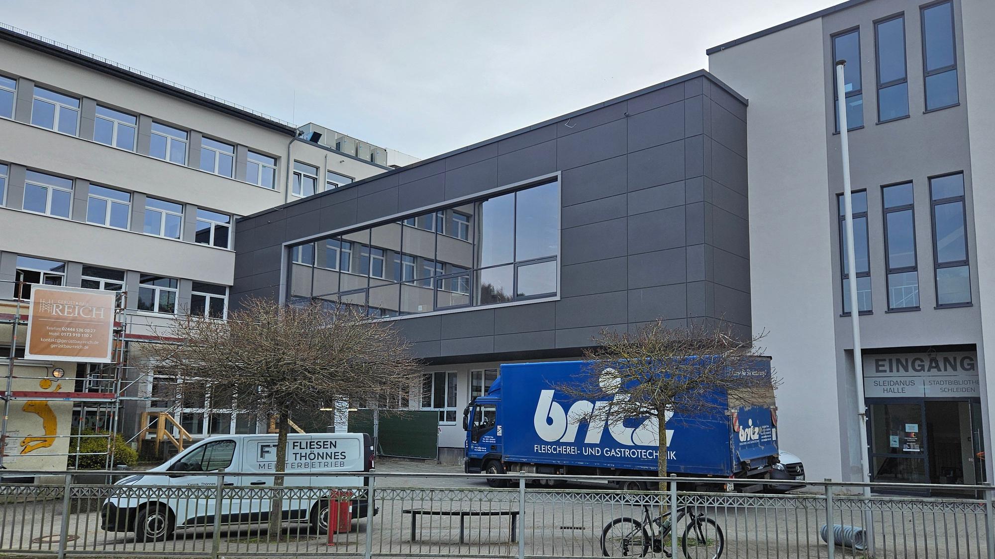 Blick von Außen auf die neue Aula.
