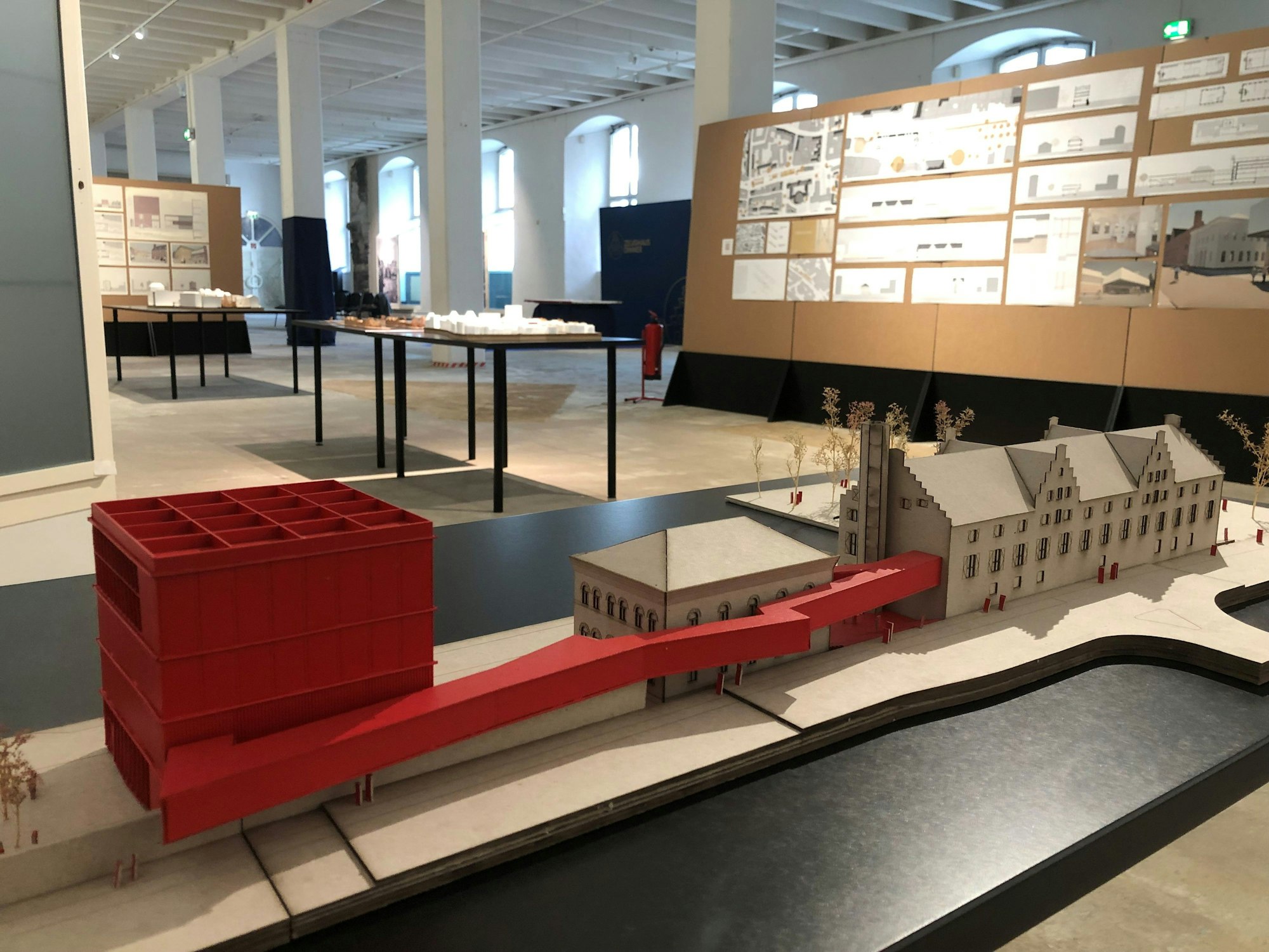 Der Entwurf von Jacob Eisenberg verbindet Neubau, Alte Wache und Zeughaus (v.l.) durch einen Erschließungsgang.