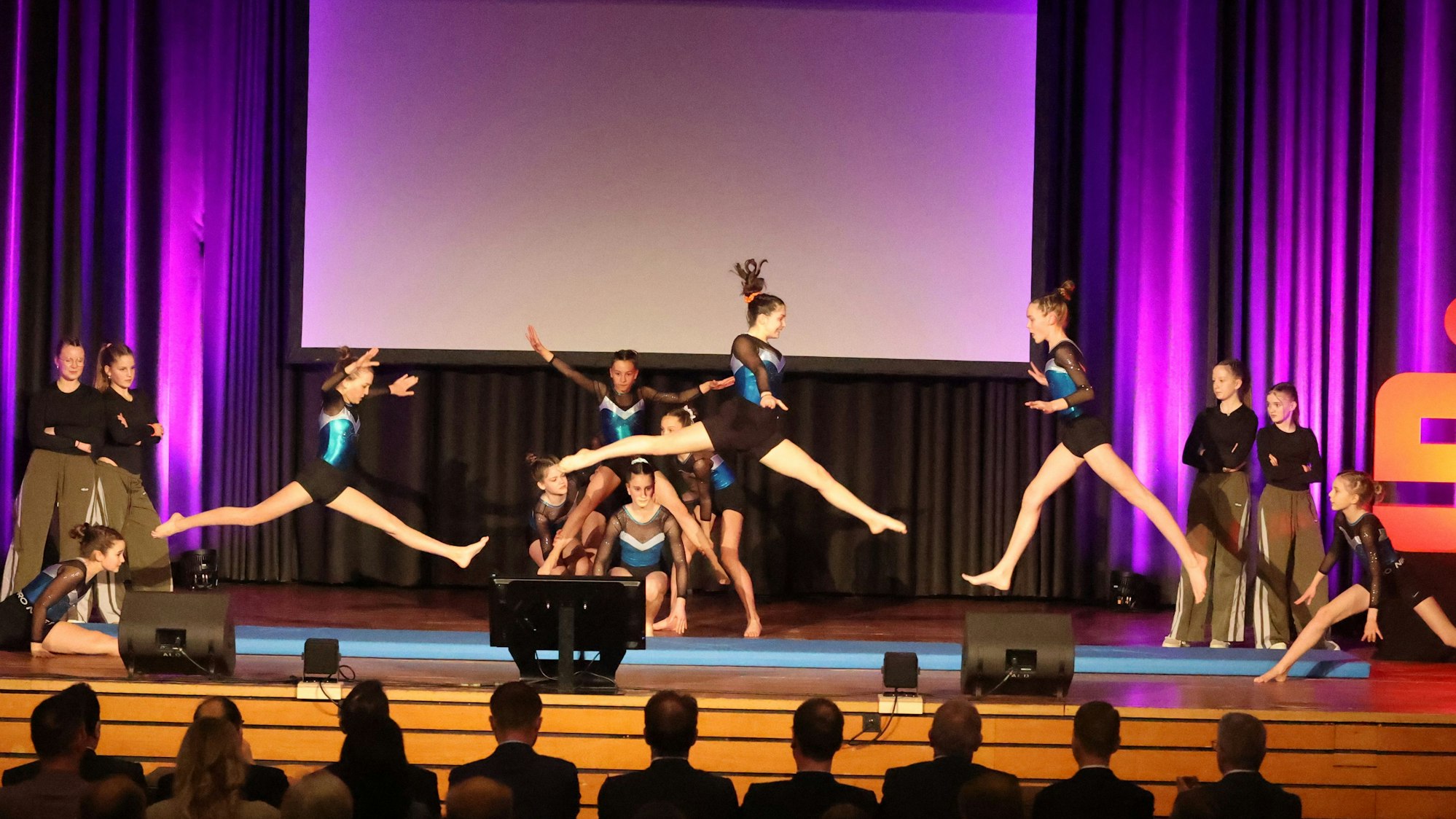 Tanzgruppe auf der Bühne