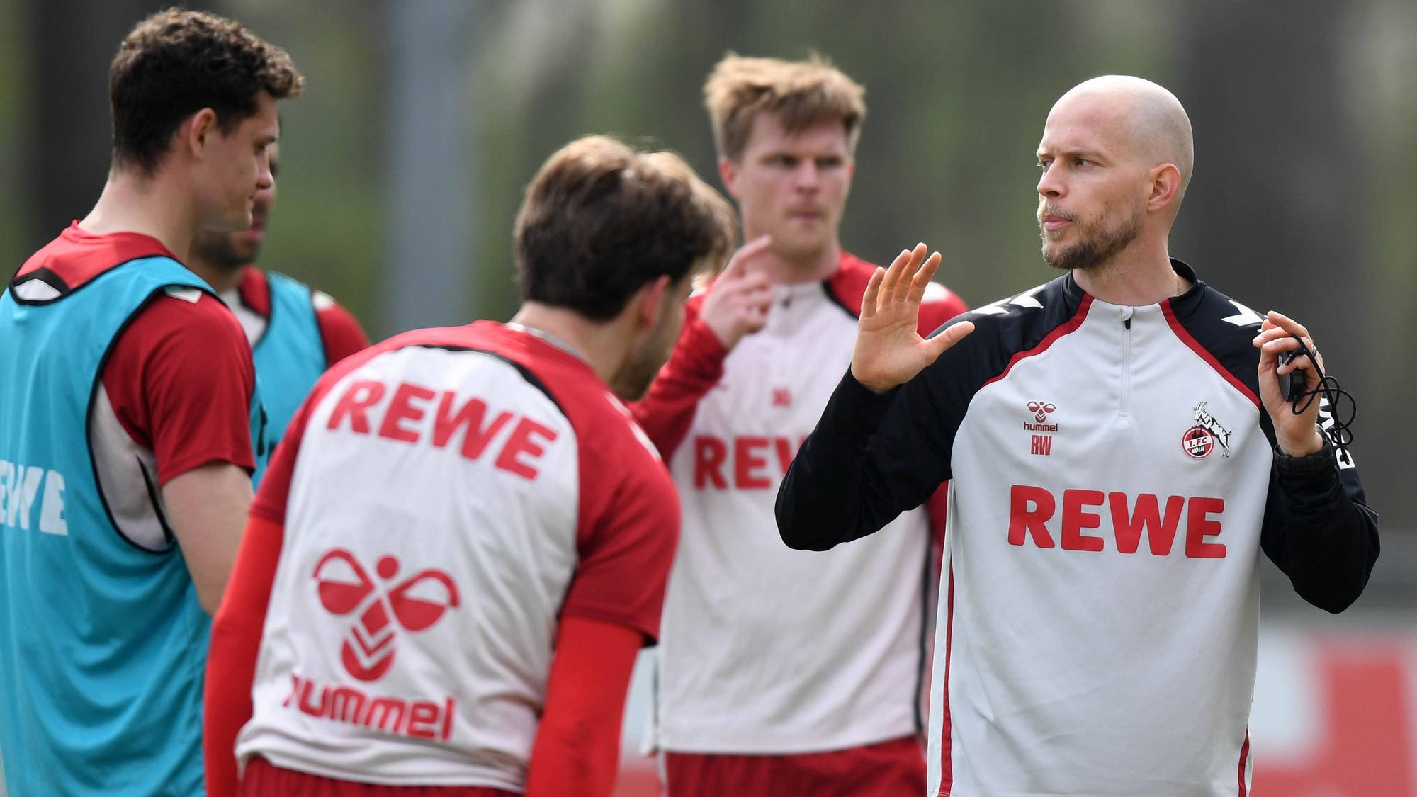 FC-Trainer René Wagner (r.) am Dienstag mit (v.l.n. rechts) Eric Martel , Jan Thielmann und Marius Bülter.