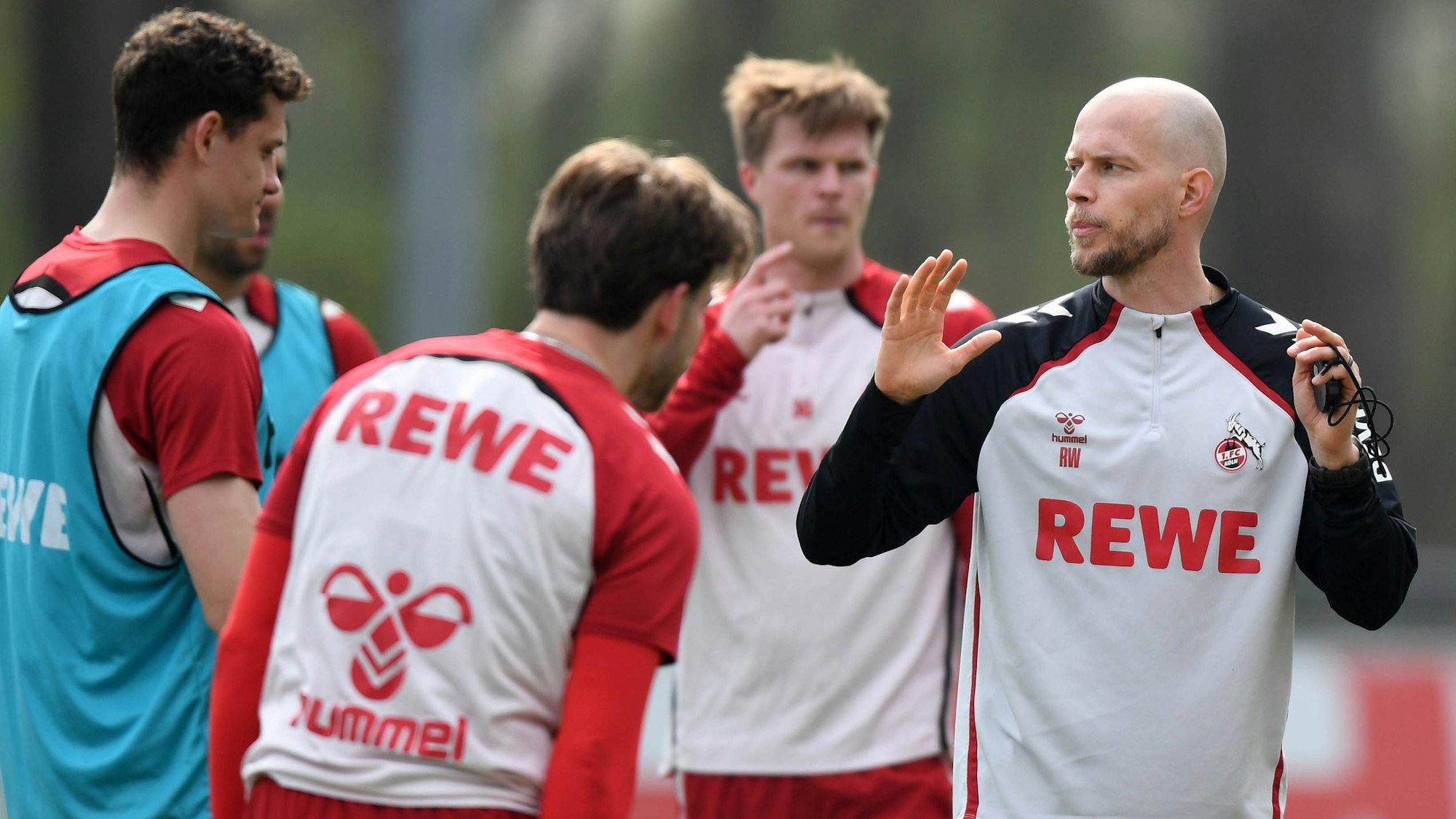 FC-Trainer René Wagner (r.) am Dienstag mit (v.l.n. rechts) Eric Martel , Jan Thielmann und Marius Bülter.