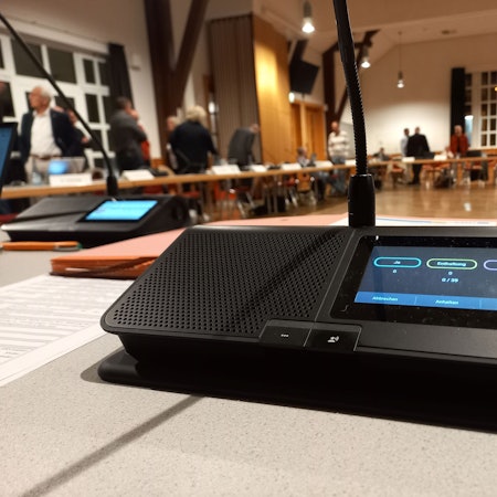 Zu sehen ist eine Konferenzanlage.