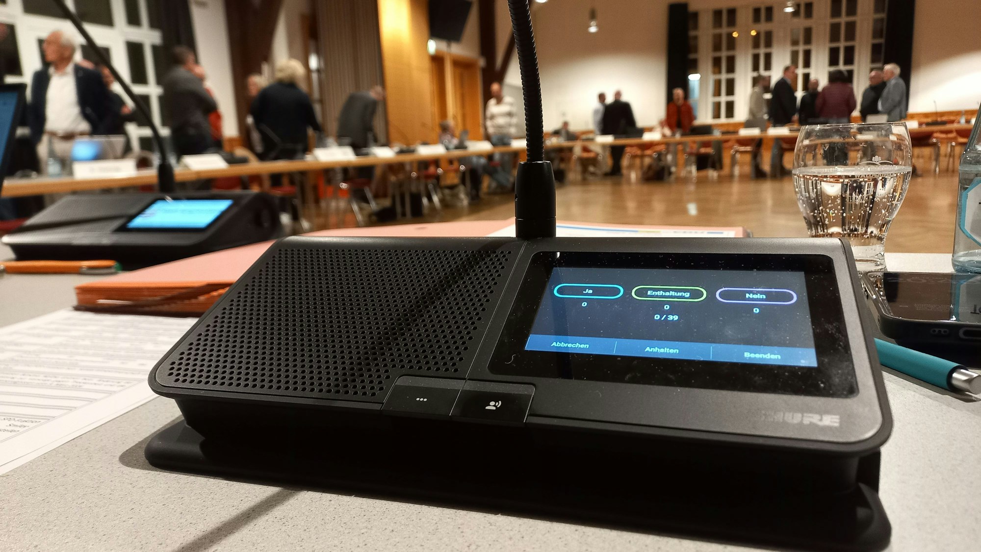 Zu sehen ist eine Konferenzanlage.
