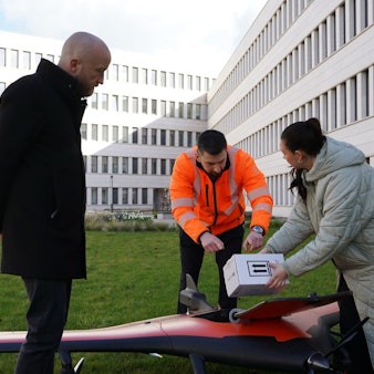 Das Foto zeigt das Beladen einer der Transportdrohnen, die auch über dem Oberbergischen fliegen soll.