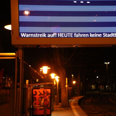 Köln: Eine Informationstafel der KVB weist auf den Streik im Nahverkehr hin (Bild vom 19. März).