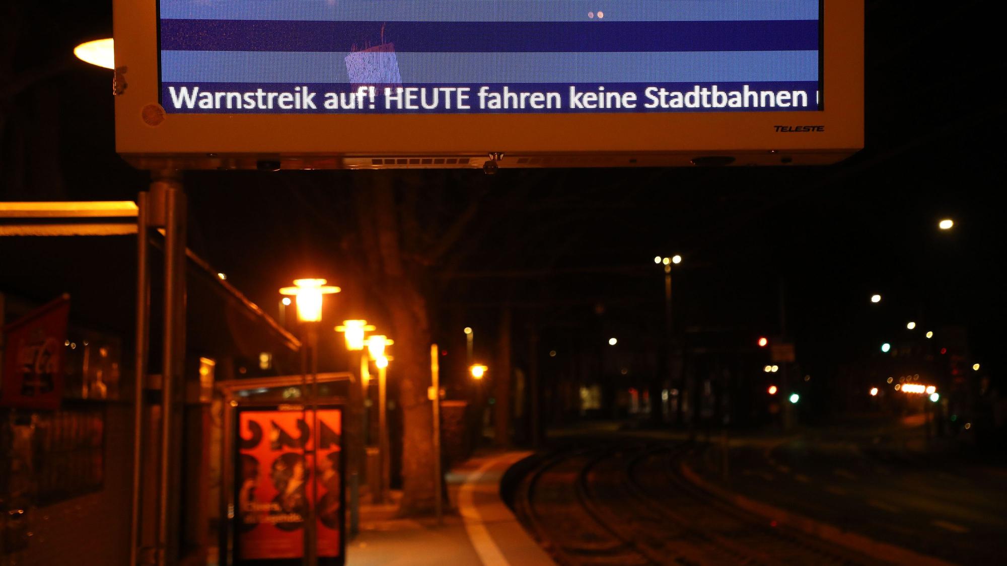 Köln: Eine Informationstafel der KVB weist auf den Streik im Nahverkehr hin (Bild vom 19. März).