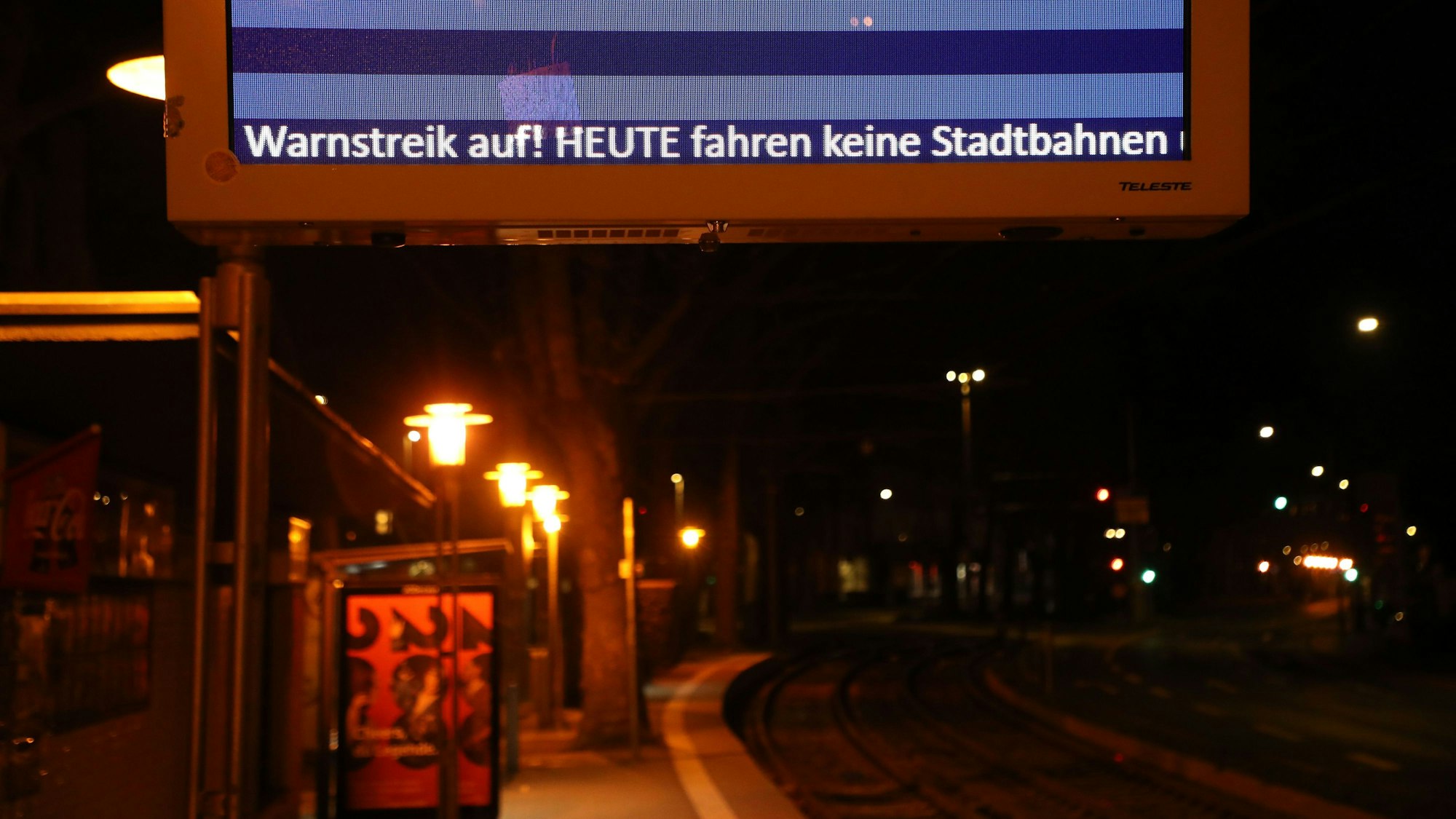 Köln: Eine Informationstafel der KVB weist auf den Streik im Nahverkehr hin (Bild vom 19. März).